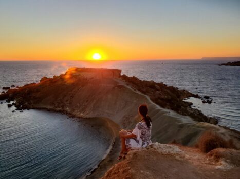 photo woman watching the sunset